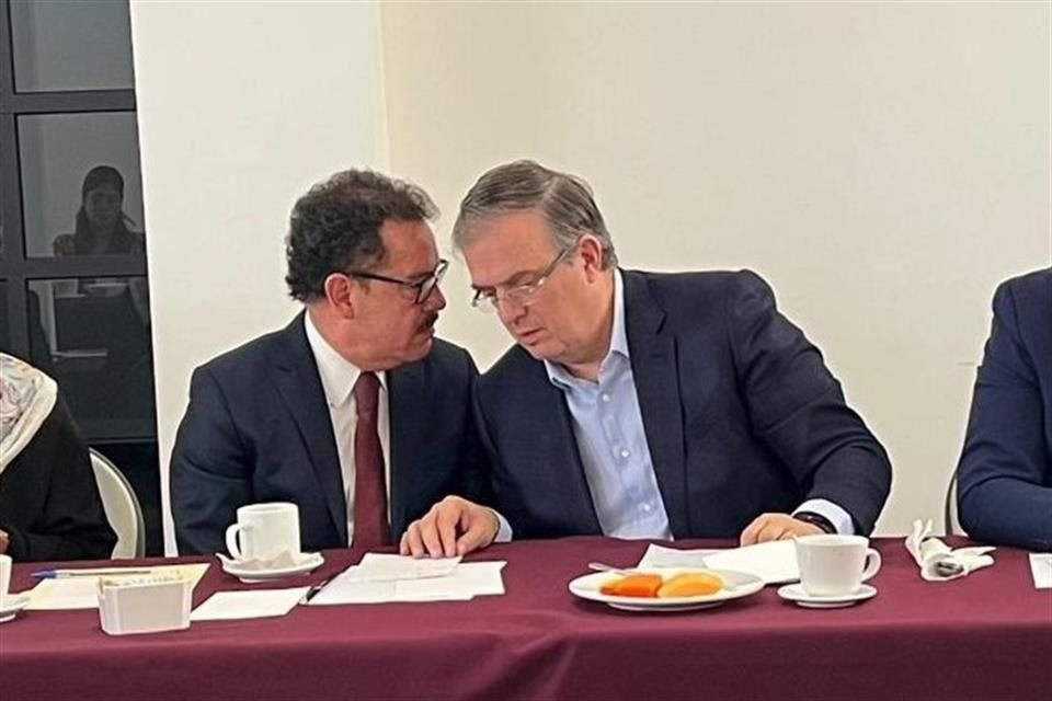 Al centro, Ignacio Mier y Marcelo Ebrard.