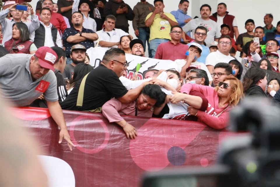 Hasta los golpes llegaron los asistentes al primer evento de Delfina Gómez como Gobernadora del Edomex en el Municipio de Ecatepec.