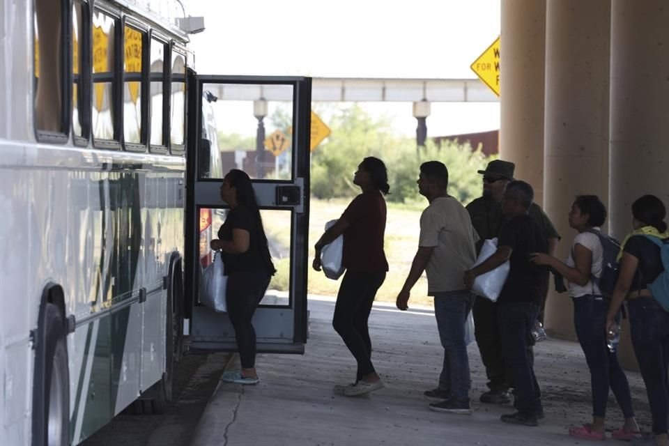 Agentes de la Patrulla Fronteriza de Estados Unidos procesan a migrantes bajo el Puente Internacional II en Eagle Pass, Texas.