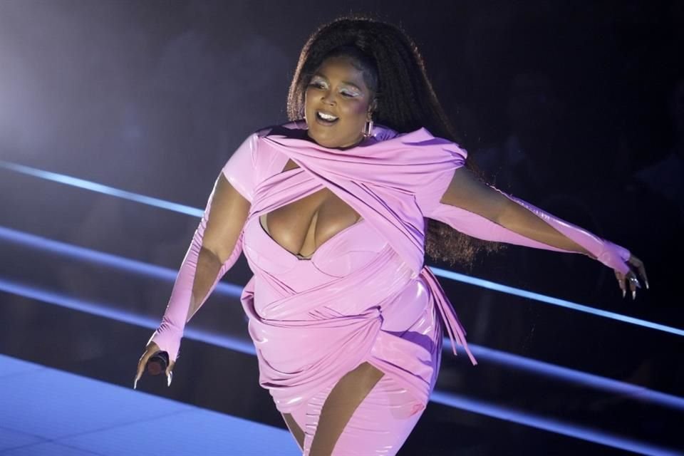 Lizzo enfrenta una nueva demanda, ahora de una ex diseñadora, quien acusa a la cantante de permitir el acoso sexual y racial en su equipo.