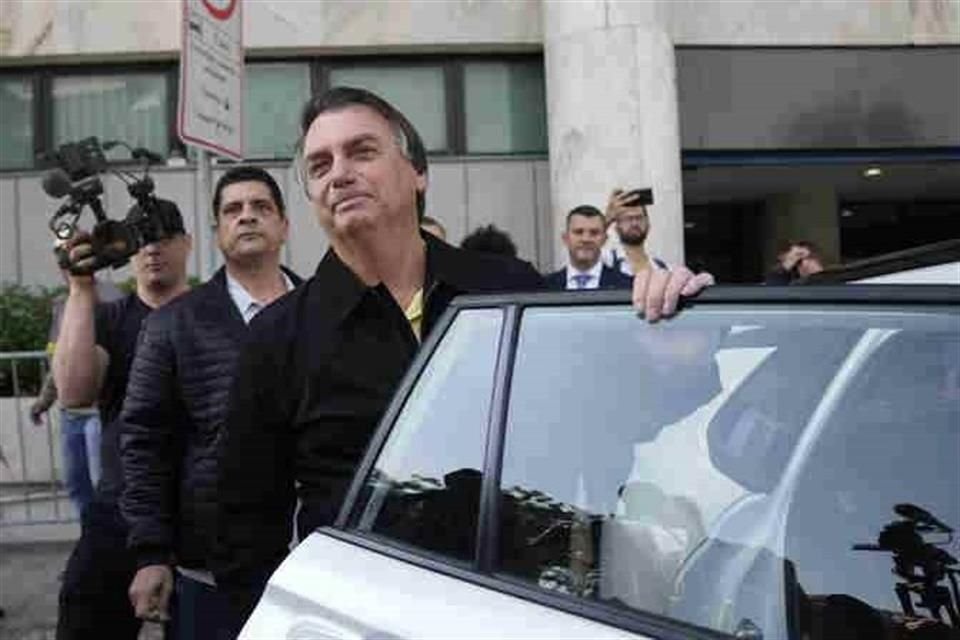 El ex Presidente brasileño Jair Bolsonaro sube a un auto al arribar al aeropuerto de Río de Janeiro, 29 de junio de 2023.