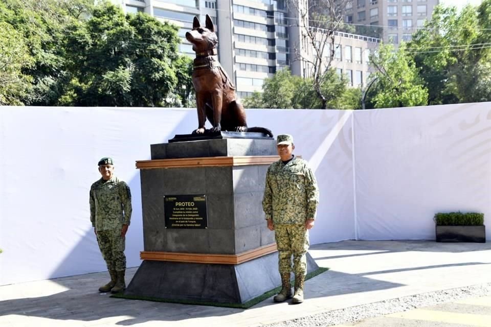 El titular de la Sedena, Luis Cresencio Sandoval y autoridades militares posaron a lado de la estatua.