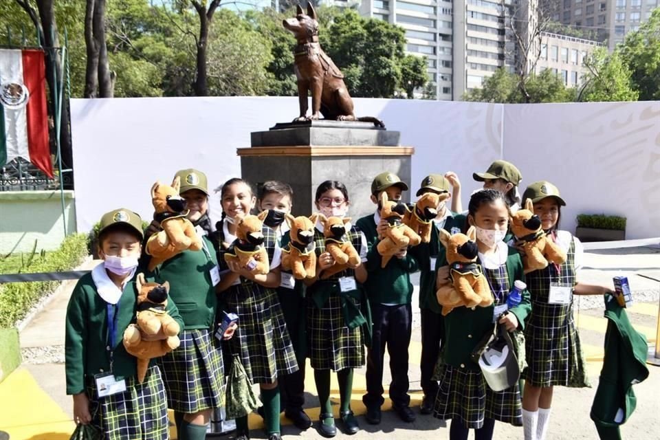 La estatua de 'Proteo' fue admirada por alumnos de educación básica que fueron invitados a la ceremonia.