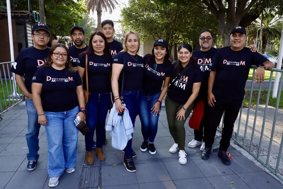 Los ex alumnos de la UNAM generación 73 decidieron ir juntos para ver a la agrupación británica.