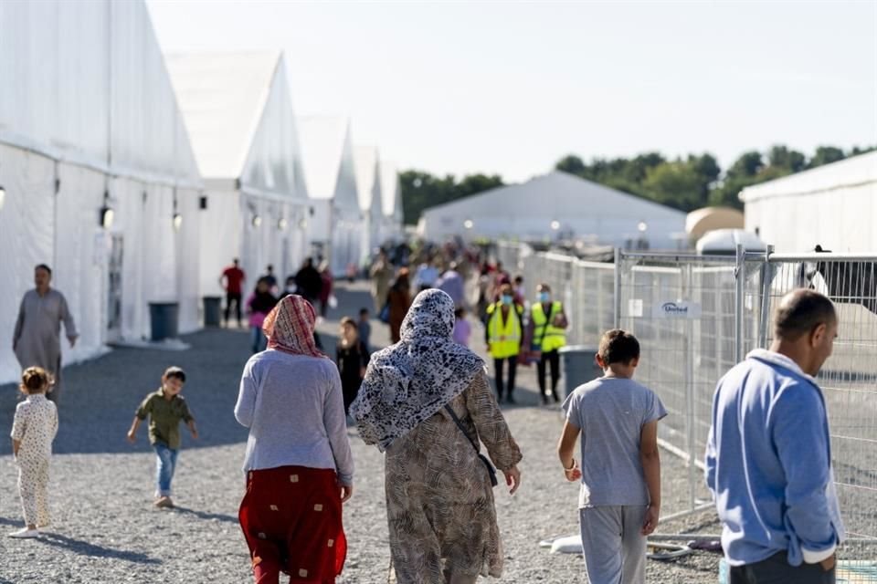 Refugiados afganos caminan a través de un campo de refugiados en Nueva Jersey, el 27 de septiembre del 2021.