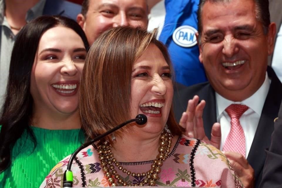 AL MAL TIEMPO... Xóchitl Gálvez fue recibida el miércoles por legisladores del Frente Amplio por México en la Cámara de Diputados, donde reconoció sus errores en su informe de titulación.