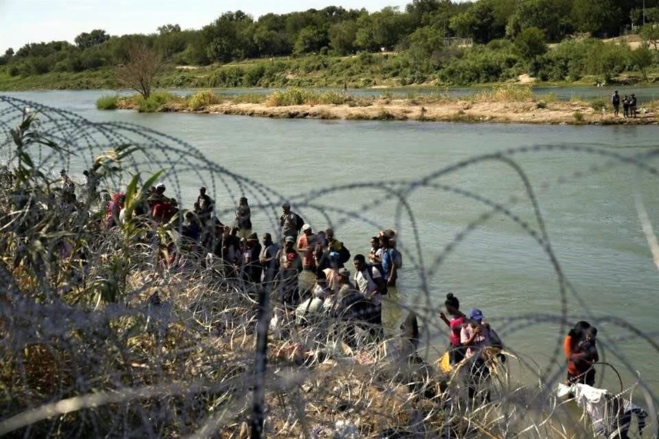 Migrantes atraviesan el Río Bravo en Eagle Pass.