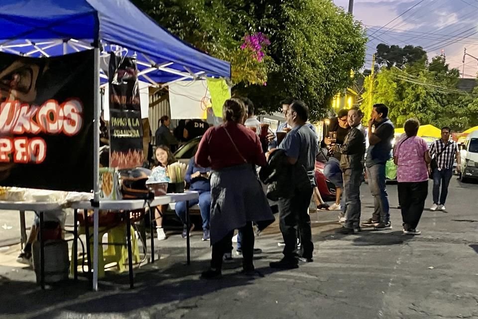 Asistentes buscan llenarse de energía para una noche de baile y canto.