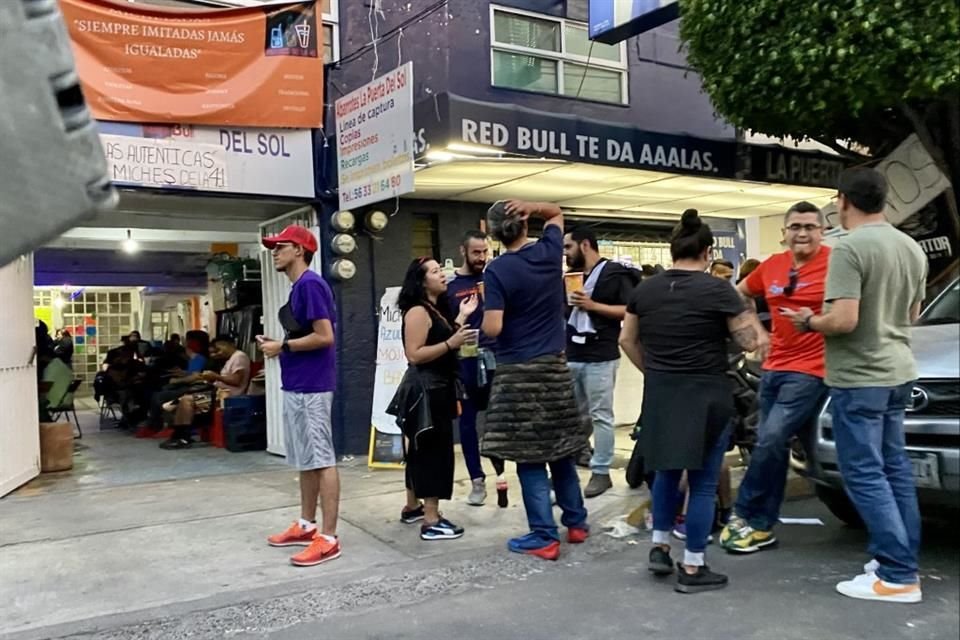 Casas que abrieron sus zaguanes para permitir que la gente entrara y pasara un rato agradable al ritmo de Depeche Mode y The Cure.