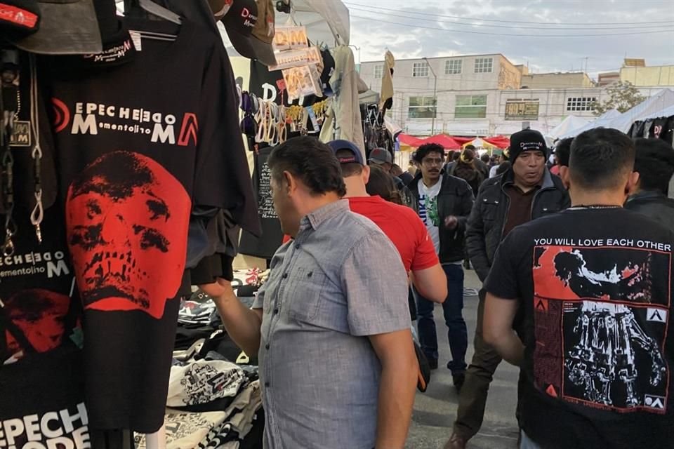 También abundan puestos con playeras, sudaderas y gorras.