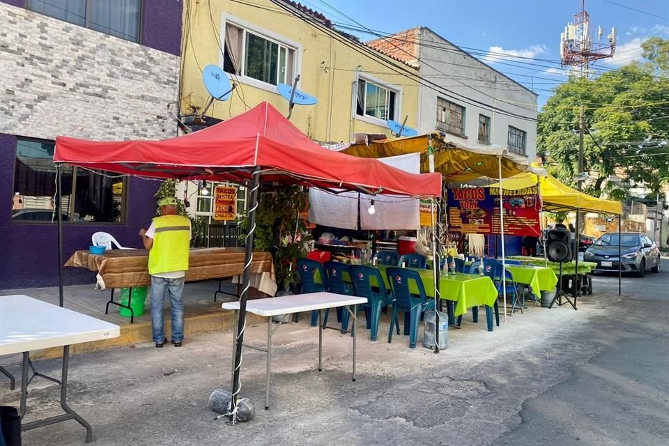 A las 16:00 horas, los puestos de comida se encontraban vacíos.