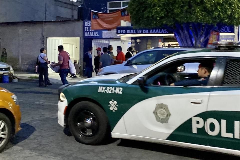 Una patrulla estacionada junto a los puestos, vigilaba a los fans pero ningún uniformado se oponía a que bebieran sobre la vía pública.