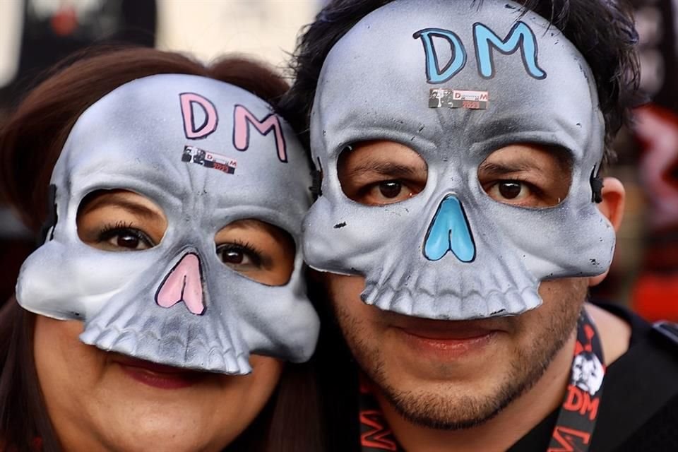 Fans de la banda acudieron caracterizados con máscaras de esqueleto.