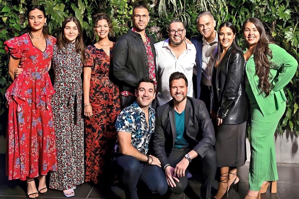 Melissa (izq. a der.), Mayelah Barrera, Isabel Santiago, Joel Perez, Lozano, Mario Tadeo, Linedy Genao, Florencia Cuenca, junto a Javier Ignacio y Mauricio Martínez (abajo) formaron parte del show.