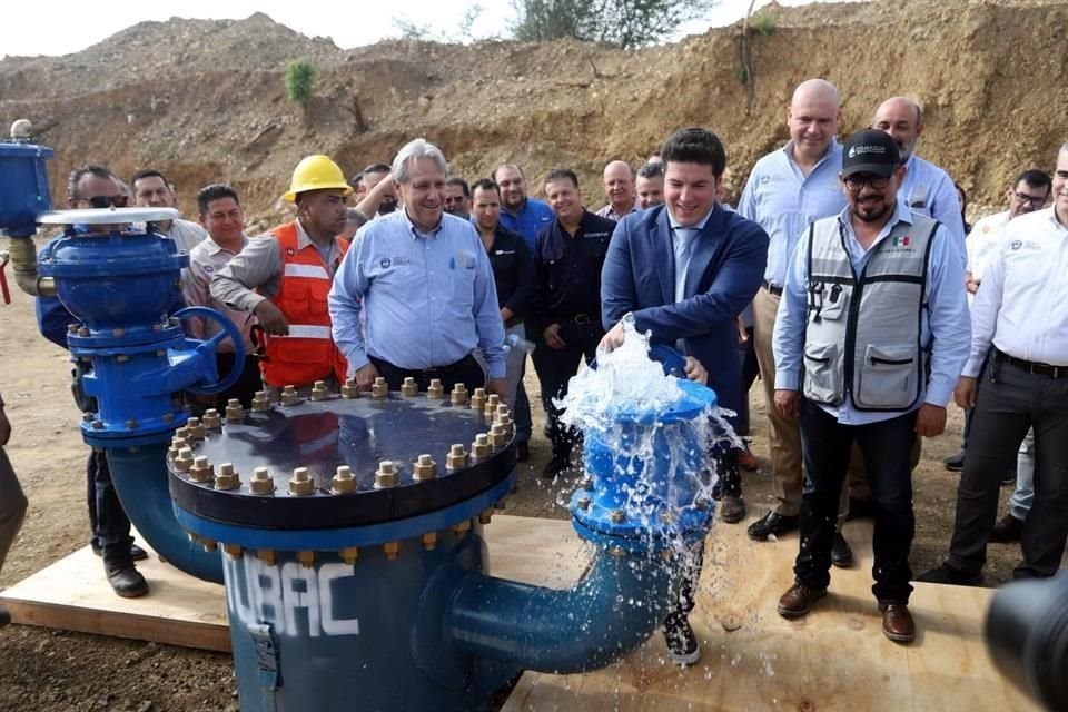 Samuel García abrió la tubería en San Roque.