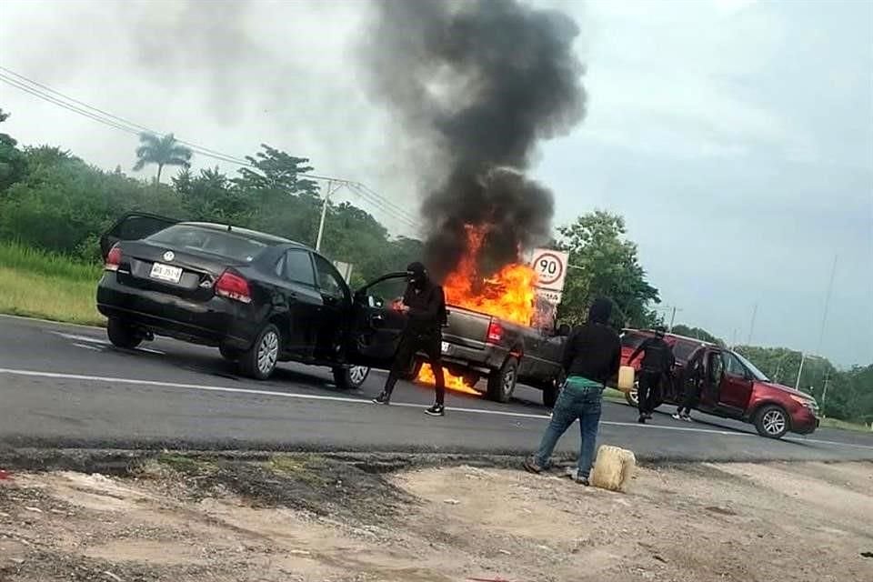Momento en que hombres armados incendiaban unidades.