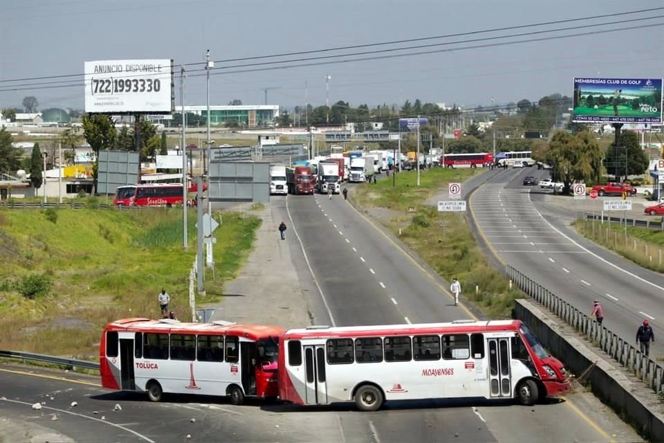 Para evitar el paso vehicular atravesaron camiones de pasajeros.