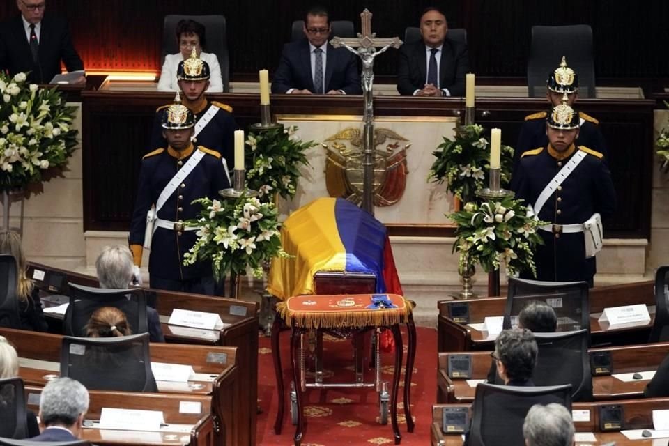 El féretro de Botero fue recibido en el Congreso de Colombia, donde permanecerá hasta el domingo para ser despedido por su gente.