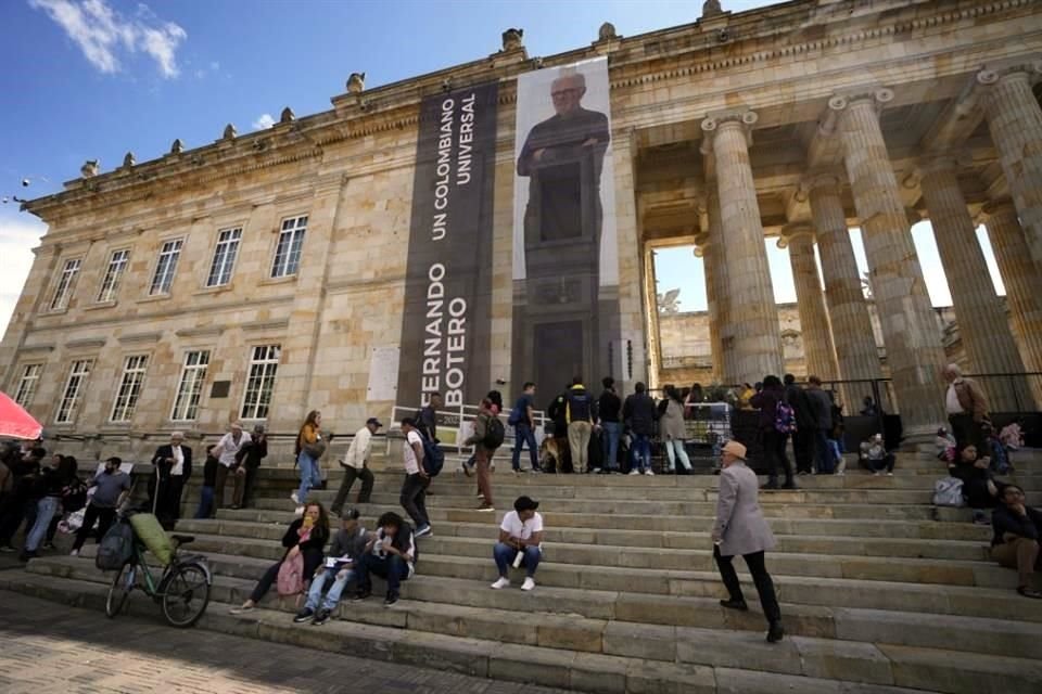 Una fila de personas esperaba desde la mañana de este viernes a que el Congreso abriera sus puertas para despedir al pintor Fernando Botero, tras la ceremonia privada.