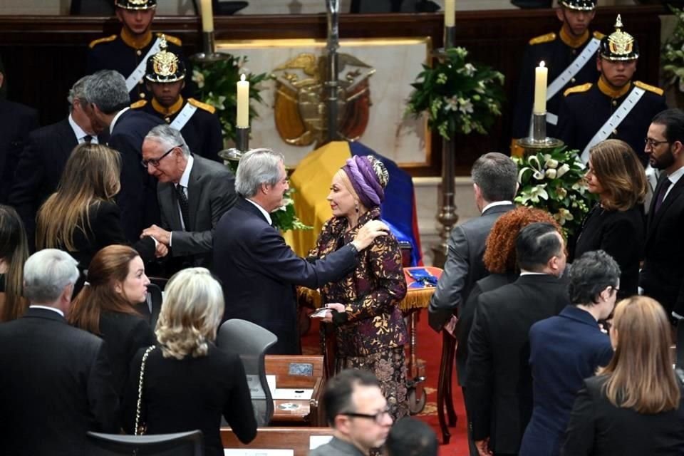 Lina Botero y Fernando Botero Zea, hijos del artista fallecido el pasado 15 de septiembre, recibieron las condolencias de los congresistas.