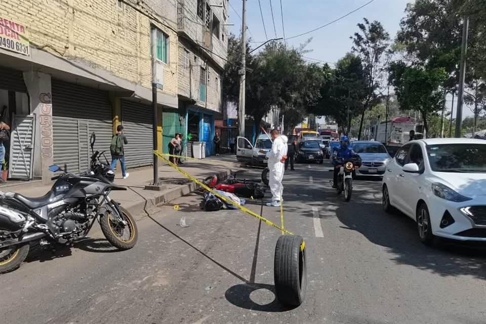 Y es que el joven perdió el control de su motocicleta de bajo cilindraje y cayó hacia las llantas del camión de volteo color naranja.