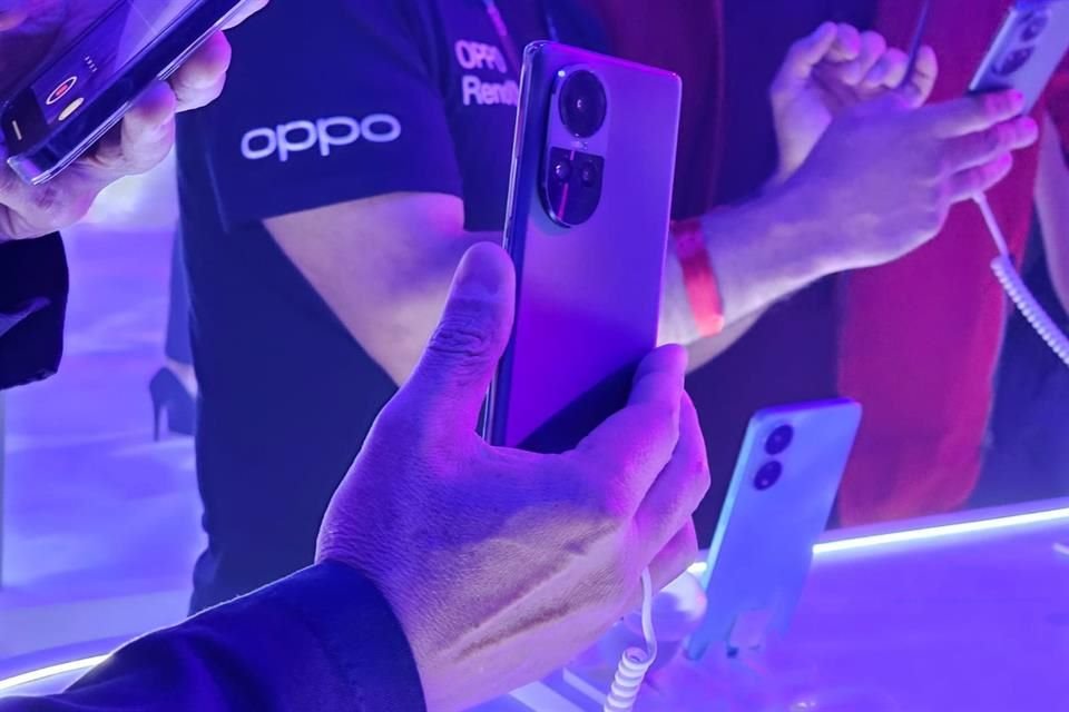 Oppo Reno 10 5G estrena un cuerpo y pantalla con lados curvos que mejoran el agarre.