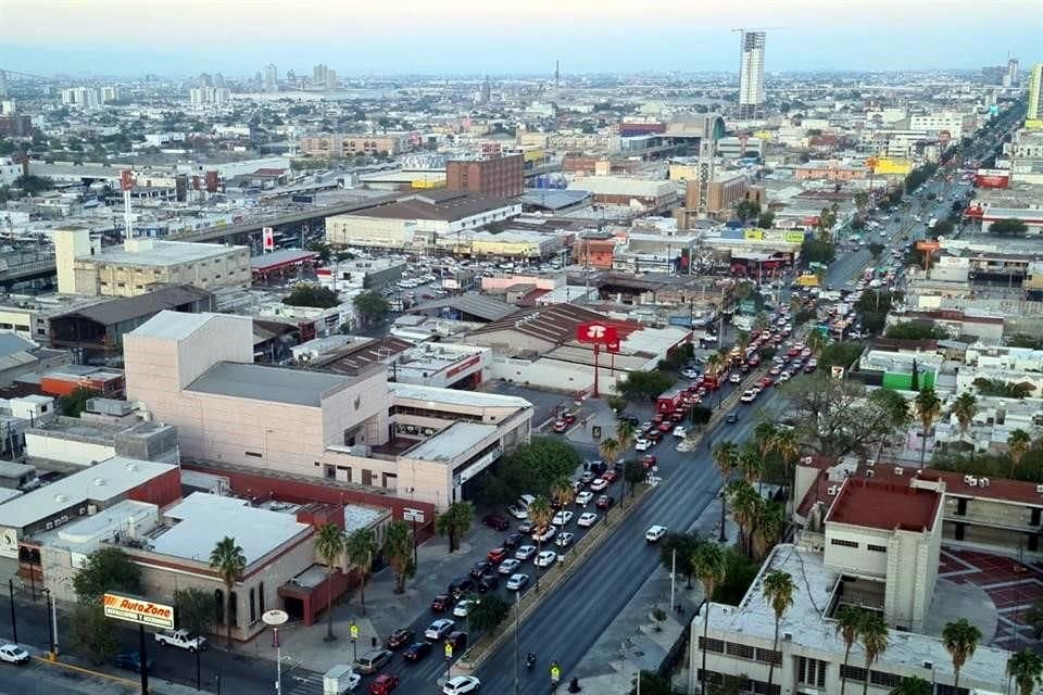 Ante falta de agua, vecinos bloquean el cruce de Colón y Venustiano Carranza afectando la vialidad del Centro de Monterrey.