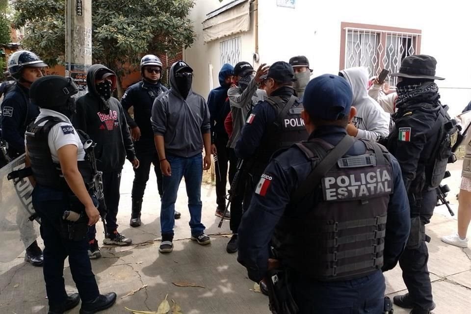 Policía estatal realizó operativo para evitar que Normalistas secuestren unidades de transporte público en Oaxaca.