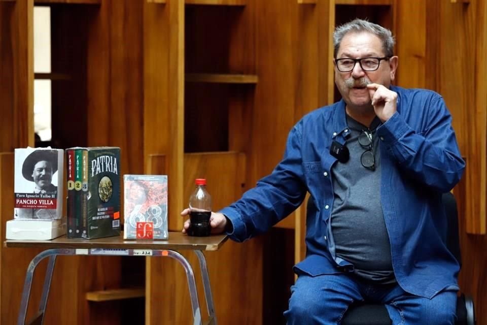 Entre pasajes de la historia, el director del FCE, Paco Ignacio Taibo II, defendió su militancia y habló del proceso electoral.