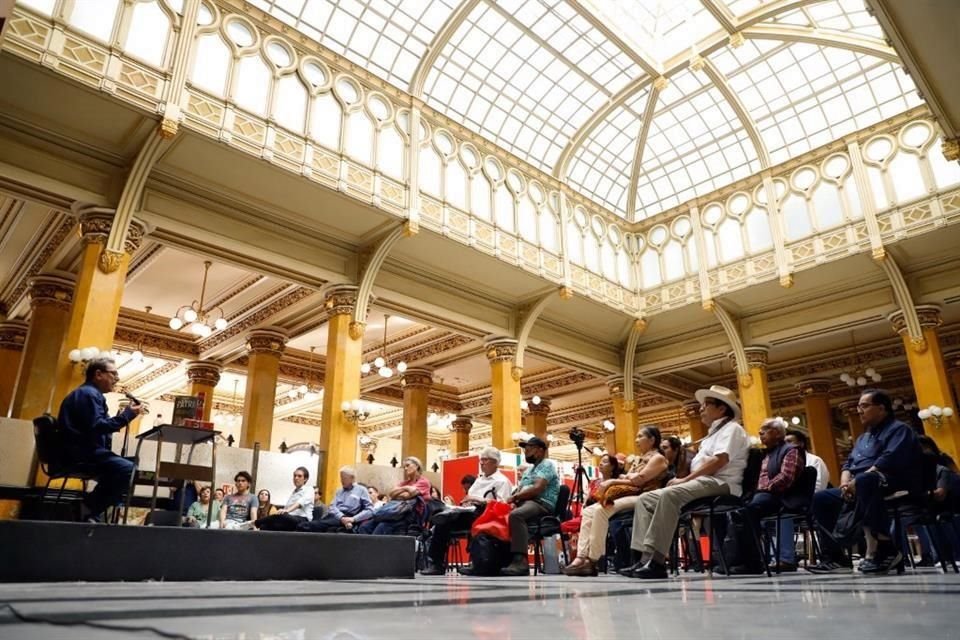 En un espacio acondicionado como foro en el Palacio Postal, el escritor aludió a las gestas del Ejército mexicano.