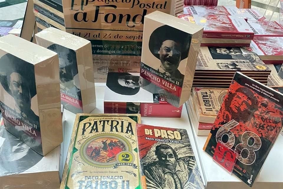 Libros de Taibo II destacaban en una mesa del tendido de libros del FCE.