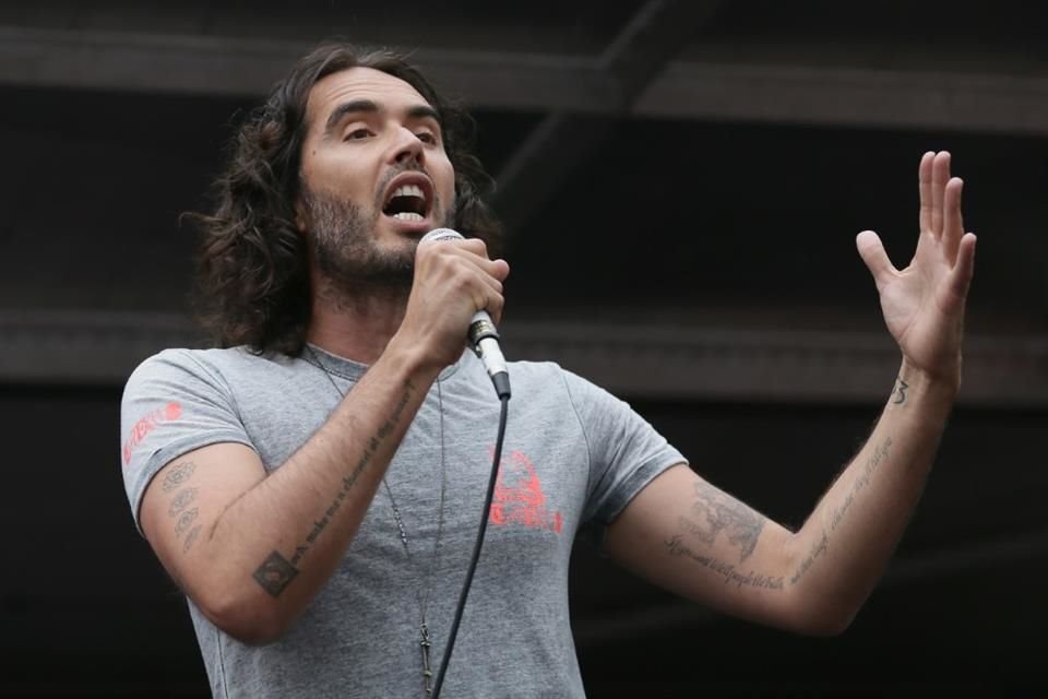 El actor Russell Brand dijo que había tenido una semana 'deprimente', tras las acusaciones en su contra por violación y agresiones sexuales.