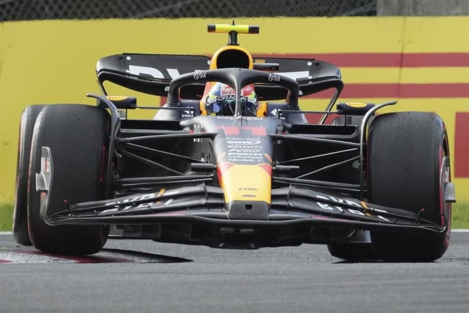 Checo Pérez en acción durante la qualy en Suzuka.