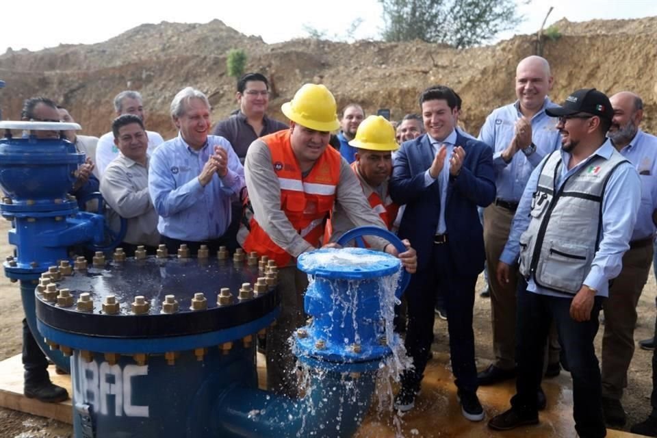 El director de Agua y Drenaje, Juan Ignacio Barragán, el Gobernador Samuel García y el delegado de Conagua, Luis Carlos Alatorre, observan la apertura de una válvula en la planta de San Roque.