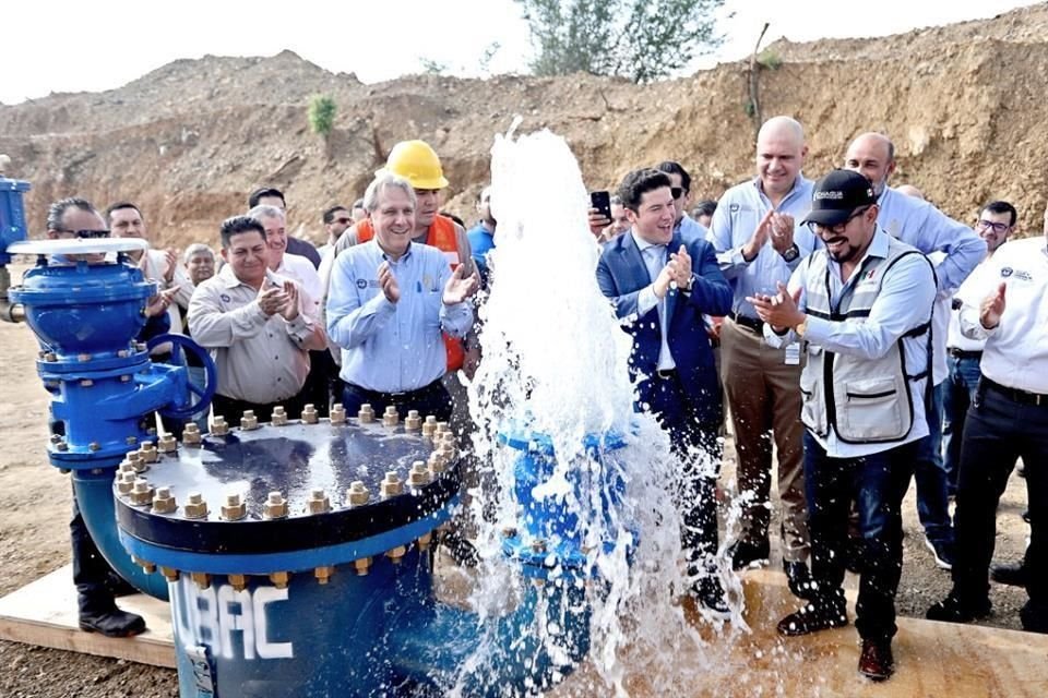 El Gobernador Samuel García abrió el viernes una válvula para dejar brotar agua que se dijo salió del Acueducto El Cuchillo 2.