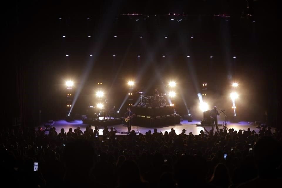 Aayer llegaron al Auditorio Pabellón M cargados de una electrizante energía que descargaron a sus efusivos fanáticos, que desde la primera hasta la última fila bailaron y corearon sus éxitos.