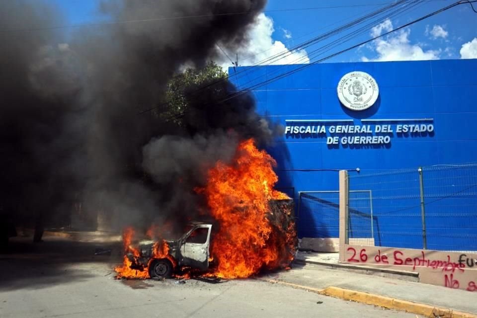 Estudiantes de la Escuela Normal Rural Raúl Isidro Burgos de Ayotzinapa quemaron una camioneta frente a la Fiscalía General del Estado de Guerrero, en Chilpancingo.