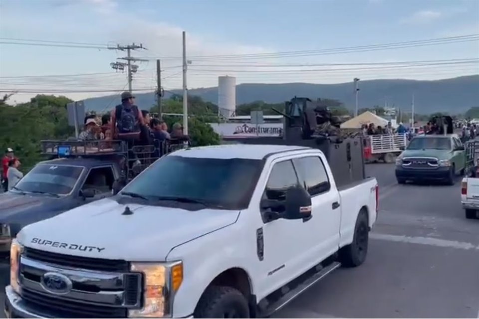 Entre aplausos, pobladores vieron desfilar a miembros de Cártel de Sinaloa en carretera de San Gregorio Chamic a Frontera Comalapa, Chiapas.