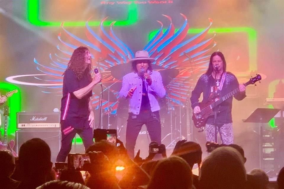 Una travesía rockera armaron Steve Augeri, ex vocalista de Journey, así como el veterano Fran Cosmo, ex cantante de Boston y John Payne, quien fuera voz de Asia.