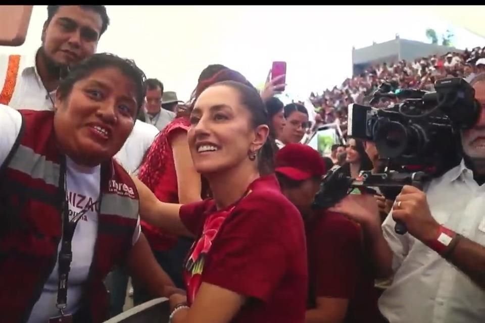 Sheinbaum es recibida en el Auditorio Guelaguetza