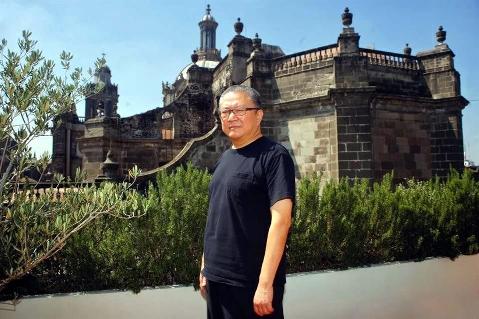 'Quizá sólo el 5 por ciento de los edificios está construido por el sistema profesional, y el otro 95 por la gente común. Y ésa es mi familia', dice Wang Shu, aquí retratado en la terraza del Hotel Círculo Mexicano.