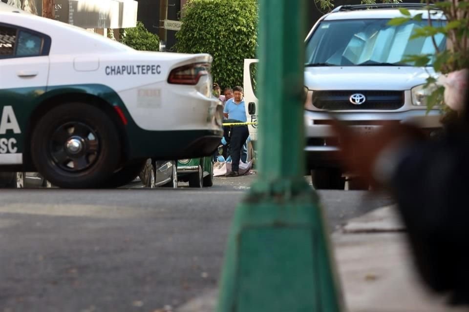 Un hombre, de aproximadamente 30 años, falleció tras caer de un tercer piso, cuando realizaba labores de mantenimiento.