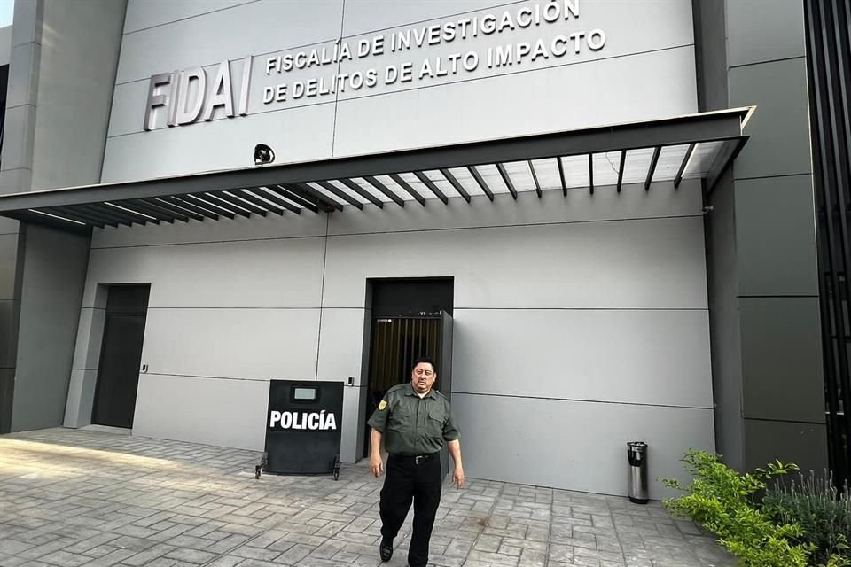 Luego que juez ordenó su liberación, Uriel Carmona, Fiscal de Morelos, regresó, tomó control de sus oficinas y dijo que lo protege su fuero.