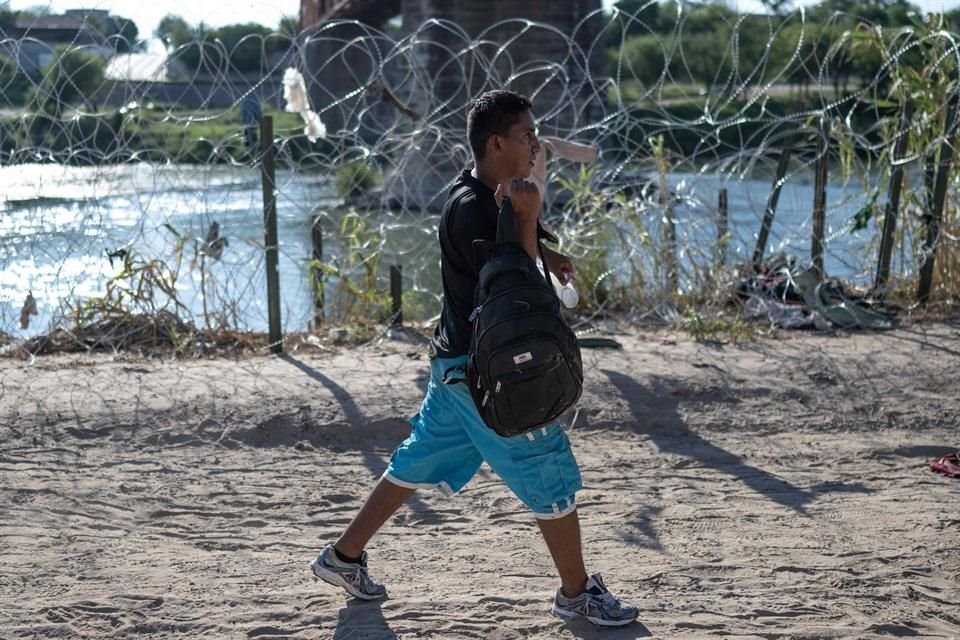 Víctor Manuel Atencio camina a una estación de procesamiento tras cruzar la frontera entre México y Estados Unidos, el 23 de septiembre.