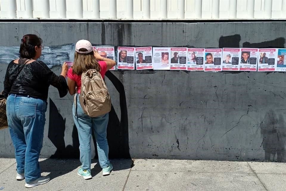 Los estudiantes pegaron fichas de búsqueda en la Alcaldía Gustavo A. Madero.