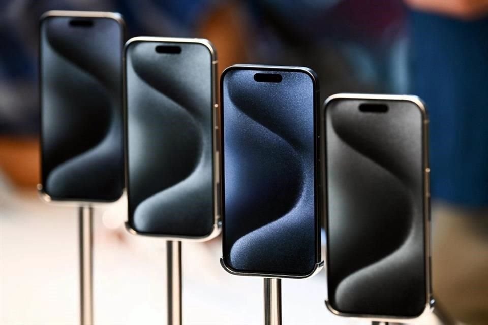 Los envíos de teléfonos Samsung disminuyeron dos dígitos a 226.6 millones de unidades en 2023. Apple, por otro lado, vio aumentar las ventas del iPhone 3.7 por ciento, a 234.6 millones.