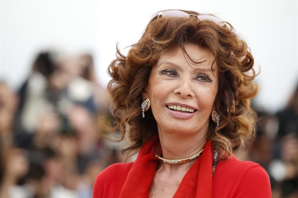 La actriz Sophia Loren fue intervenida quirúrgicamente de emergencia después de que tuviera una fractura de cadera, la operación fue un éxito.