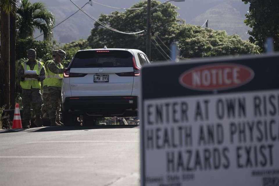 La Guardia Nacional de Hawaii en un punto de revisión en las calles de Lahaina, en Hawaii.