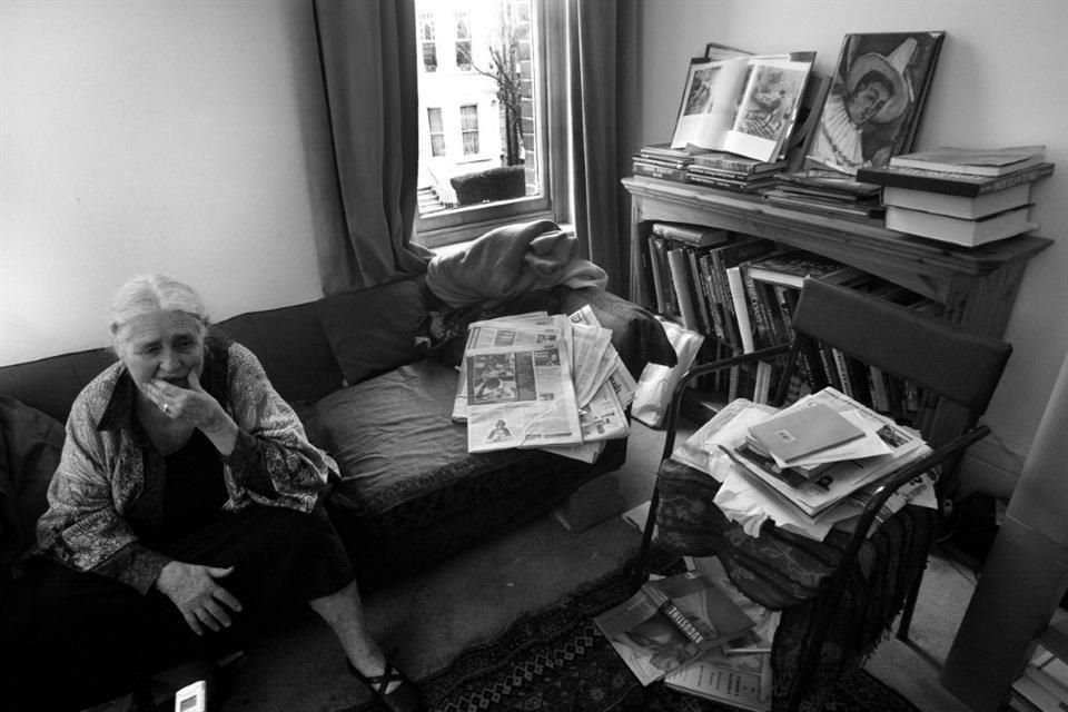 Los retratos de Manresa buscan reflejar a escritoras y escritores en su cotidianidad, fuera de los reflectores. En esta imagen la escritora británica Doris Lessing, premiada en 2007.