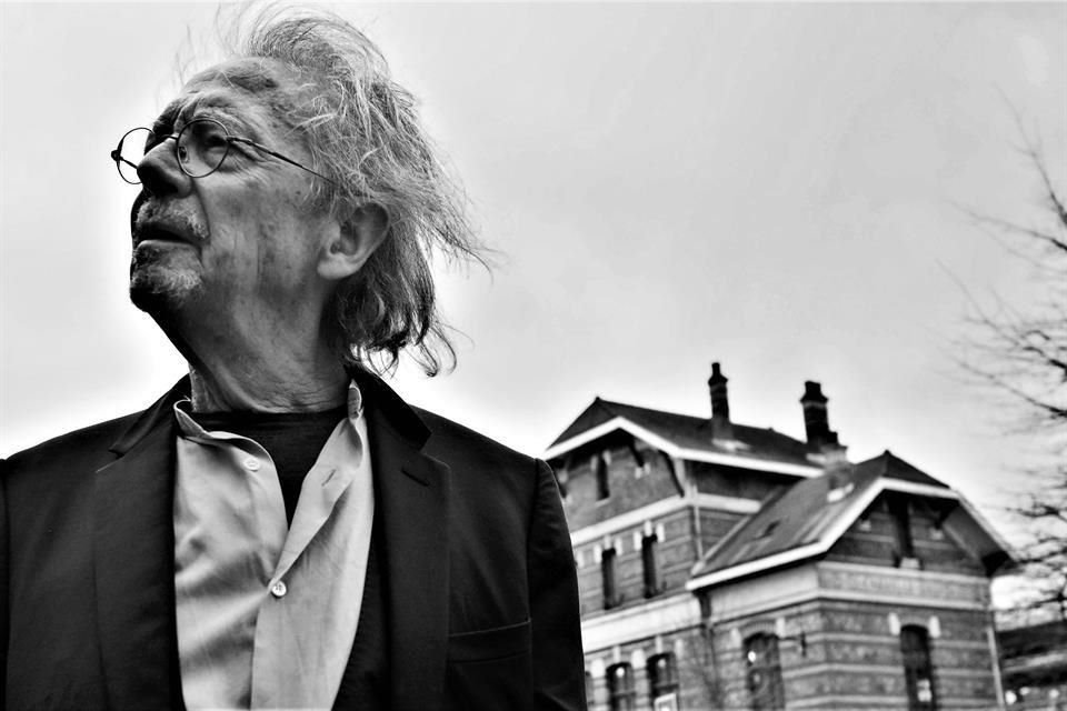 El austriaco Peter Handke, escritor, ensayista y director de cine, es uno de los ganadores del Nobel de Literatura que se sumó recientemente a la serie; fue el ganador en 2019.